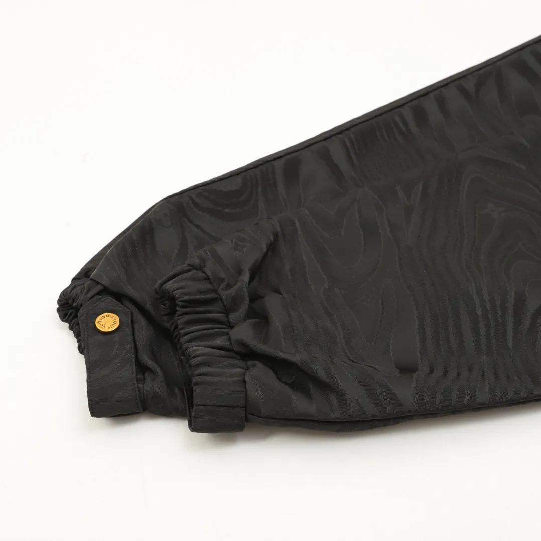 🅿️570 Louis Vuitton/Louis Vuitton Dark Pattern Windbreaker Jacket Needless to say, the style is low-key and luxurious. It brings out the 1V classic elements on both sides. The loose version makes the upper body casual and comfortable. The solid color side is a soft-shell jacket style, a simple solid color style, only the chest hardware is decorated, the hardware is removable, the inside and outside hardware are all double-sided engraved, the original version is the same and can be customized and dyed. The clothes are of the same color with no color difference, and the labor cost is expensive. The lining is made of silk jacquard fabric, and the classic full-width logo jacquard process requires everything to be woven, and the process cost is extremely high. Size: XS-L